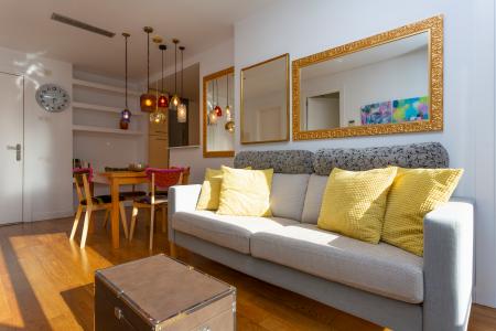 Piso de alquiler mensual con 2 habitaciones y balcón exterior