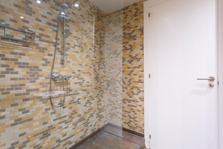 Piso de alquiler mensual con 2 habitaciones y balcón exterior
