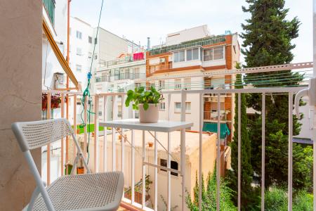 Apartamento en alquiler temporal en Gràcia con dos habitaciones y balcón