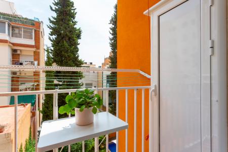 Apartamento en alquiler temporal en Gràcia con dos habitaciones y balcón