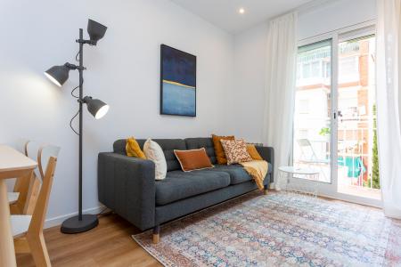 Apartamento en alquiler temporal en Gràcia con dos habitaciones y balcón