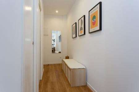 Apartamento en alquiler temporal en Gràcia con dos habitaciones y balcón