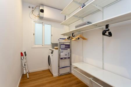 Apartamento en alquiler temporal en Gràcia con dos habitaciones y balcón