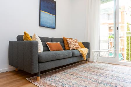 Apartamento en alquiler temporal en Gràcia con dos habitaciones y balcón