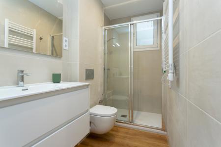 Apartamento en alquiler temporal en Gràcia con dos habitaciones y balcón