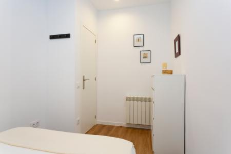Apartamento en alquiler temporal en Gràcia con dos habitaciones y balcón