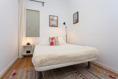 Apartamento en alquiler temporal en Gràcia con dos habitaciones y balcón