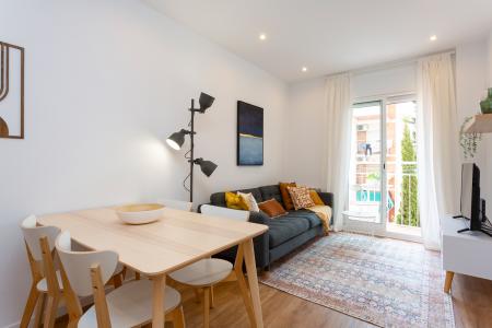 Apartamento en alquiler temporal en Gràcia con dos habitaciones y balcón