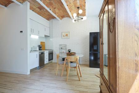Apartamento en alquiler temporal con dos habitaciones y magnífica terraza en Eixample