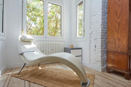 Apartamento en alquiler temporal con dos habitaciones y magnífica terraza en Eixample