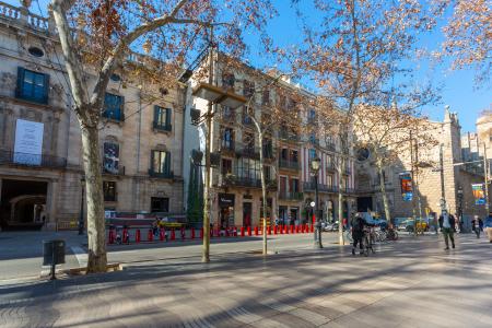 Apartamento en alquiler temporal con habitación doble y balcón en la Rambla