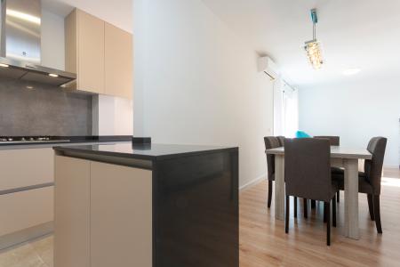 Piso de alquiler de 80 m² con 3 habitaciones, balcón y cocina abierta