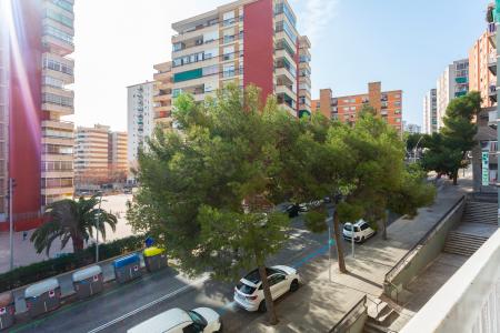 Piso de alquiler de 80 m² con 3 habitaciones, balcón y cocina abierta