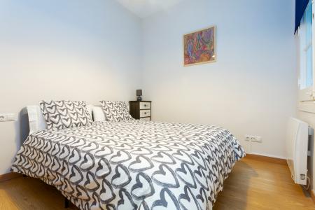 Apartamento en alquiler temporal con tres habitaciones y dos baños en l'Eixample