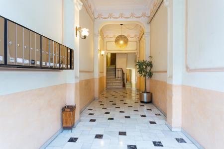 Apartamento en alquiler temporal con tres habitaciones y dos baños en l'Eixample