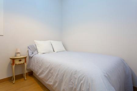 Apartamento en alquiler temporal con tres habitaciones y dos baños en l'Eixample