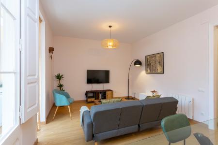 Apartamento en alquiler temporal con tres habitaciones y dos baños en l'Eixample