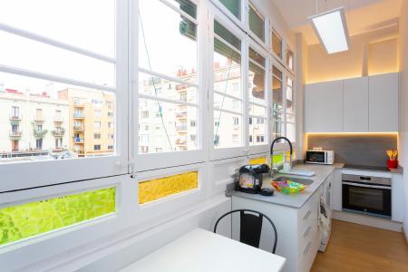 Apartamento en alquiler temporal con tres habitaciones y dos baños en l'Eixample