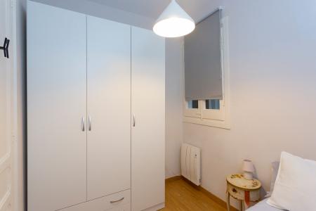 Apartamento en alquiler temporal con tres habitaciones y dos baños en l'Eixample