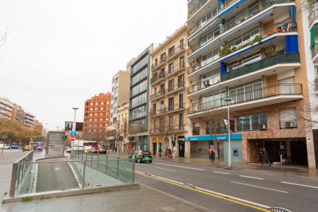 Apartamento en alquiler temporal con tres habitaciones y dos baños en l'Eixample