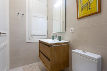 Apartamento en alquiler temporal con tres habitaciones y dos baños en l'Eixample