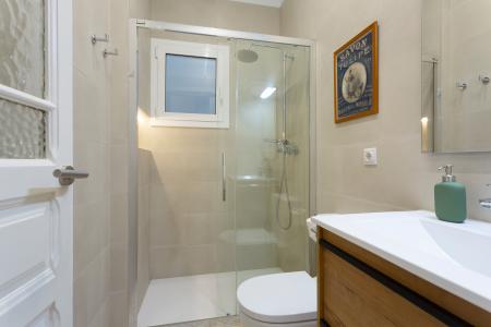 Apartamento en alquiler temporal con tres habitaciones y dos baños en l'Eixample