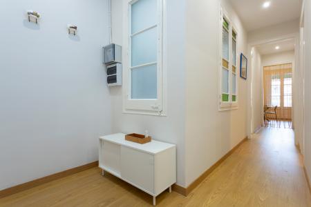 Apartamento en alquiler temporal con tres habitaciones y dos baños en l'Eixample