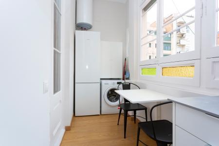 Apartamento en alquiler temporal con tres habitaciones y dos baños en l'Eixample
