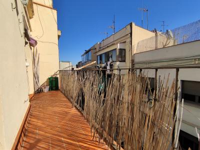 Piso con 1 habitación doble y balcón