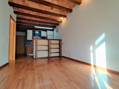 Piso con 1 habitación doble y balcón