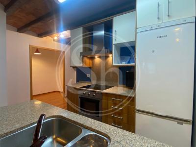 Piso con 1 habitación doble y balcón