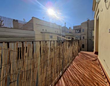 Piso con 1 habitación doble y balcón