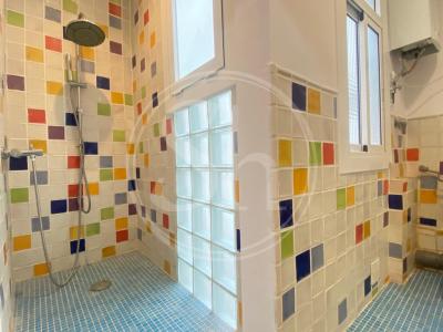 Piso con 1 habitación doble y balcón