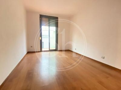 Piso con 1 habitación doble y balcón