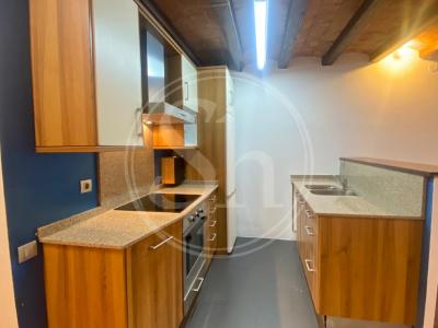 Piso con 1 habitación doble y balcón