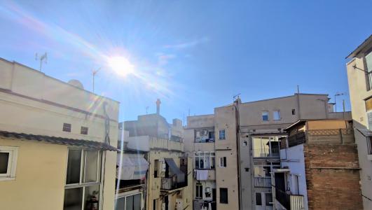 Piso con 1 habitación doble y balcón