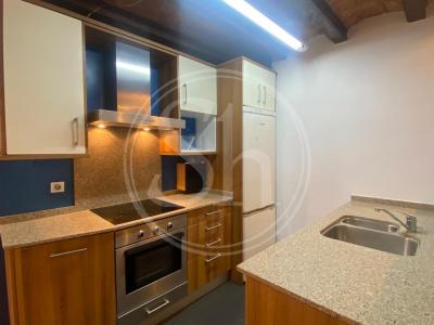 Piso con 1 habitación doble y balcón