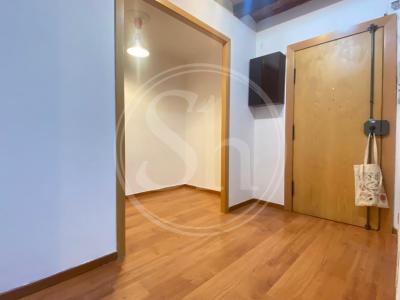 Piso con 1 habitación doble y balcón