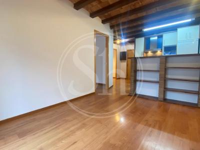 Piso con 1 habitación doble y balcón