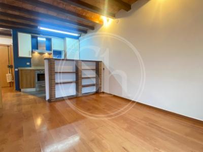 Piso con 1 habitación doble y balcón