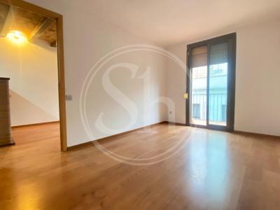 Piso con 1 habitación doble y balcón