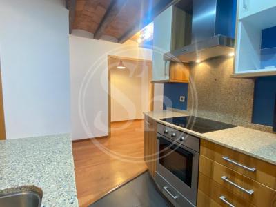 Piso con 1 habitación doble y balcón