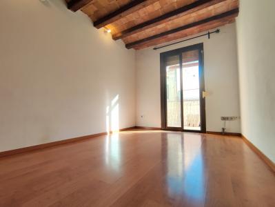 Piso con 1 habitación doble y balcón