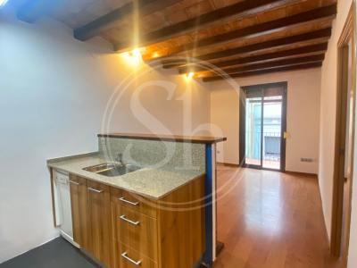 Piso con 1 habitación doble y balcón