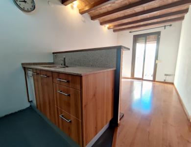 Piso con 1 habitación doble y balcón