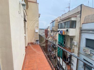 Piso con 1 habitación doble y balcón