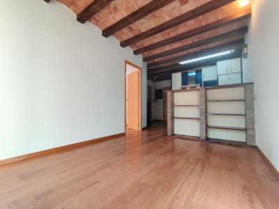 Piso con 1 habitación doble y balcón
