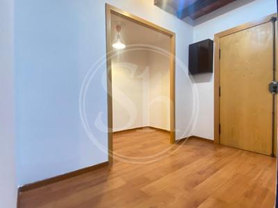 Piso con 1 habitación doble y balcón