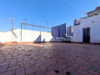 Piso con 1 habitación doble y balcón