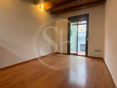 Piso con 1 habitación doble y balcón